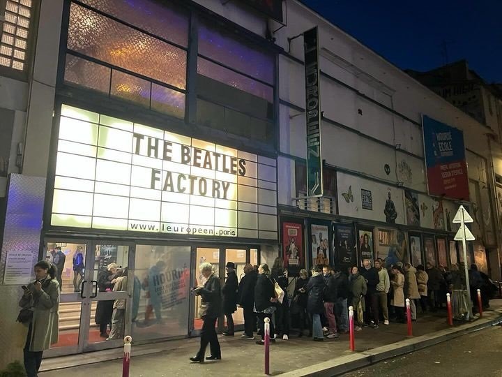 The Beatles Factory - devant l'entrée.jpg