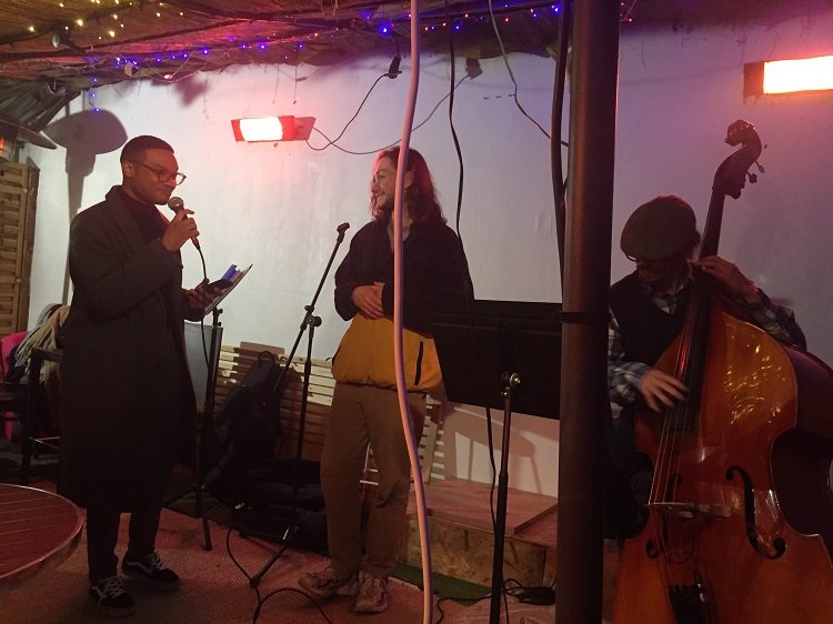 Eddy au chant (à gauche), Mathieur à la contrebasse.jpg