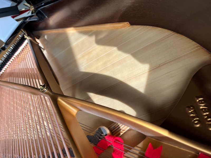 Table d’harmonie restaurée : voir les lignes claires …