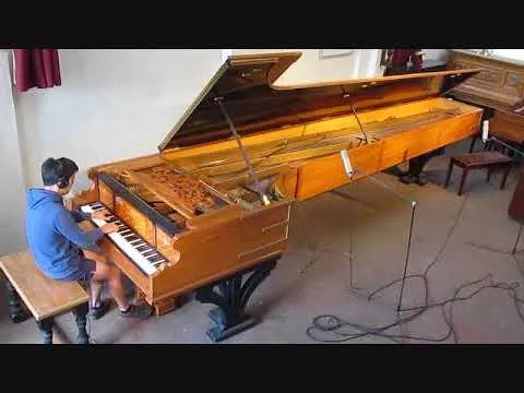 piano grand queue.jpg