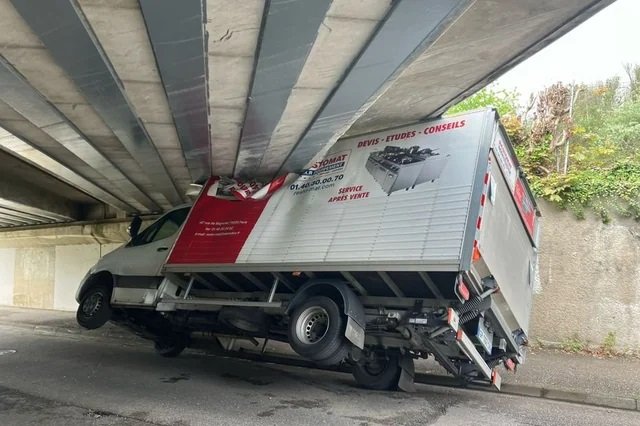 en-images-un-camion-sencastre-sous-un-pont-et-se-retrouve-v0-WXiEOqULN8oeYIdPgg5o1sdRU_5k9J1AYV4byUM4Cco (1).jpg