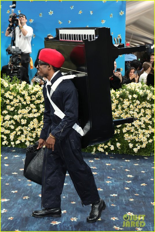 andre-3000-wears-a-piano-on-his-back-at-met-gala-03.jpg