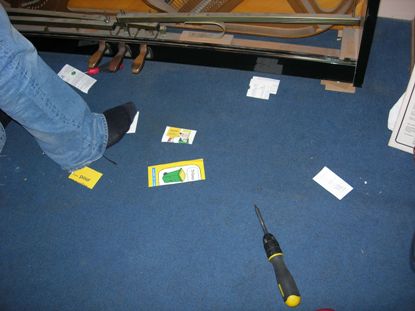 des cartons, un tournevis....JPG