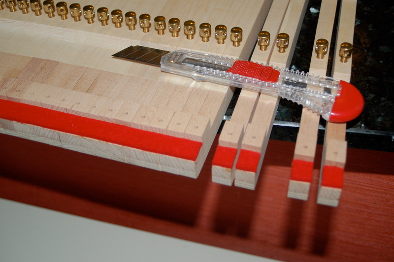 Pose des coussins des cuillères d'étouffoire sur les touches