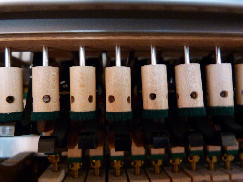 Kawai CG1 pilotes d'echappement en premier plan et de chasse au fond en bas (vis en laiton perforée et soulevée a gauche)