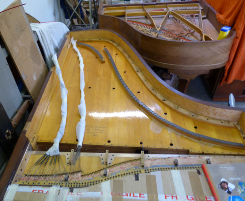 les cordes filées sont conservées .Observez les fentes en train de se former sur la table longitudinalement.