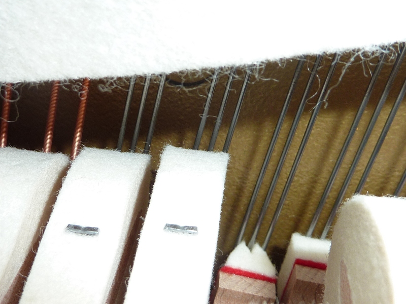 Le premier marteau à droite correspond au Fa #, la note la moins harmonieuse.