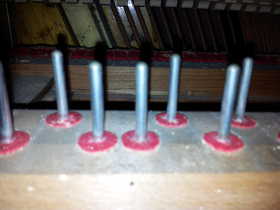 ce que j'appelle des &quot;chevilles&quot; métalliques...