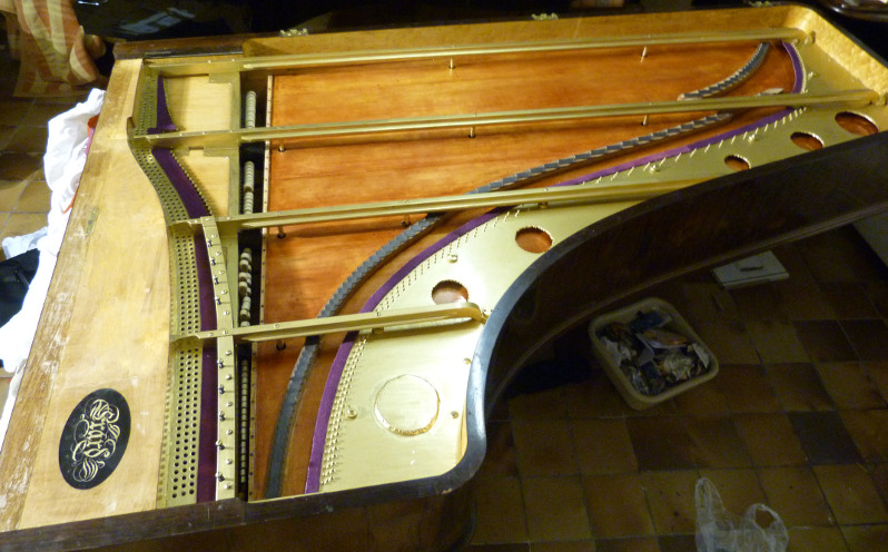 Photo de mon erard avant remontage cordes. 2011